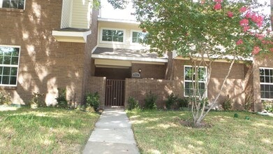 Building Photo - 831 Summercreek Dr