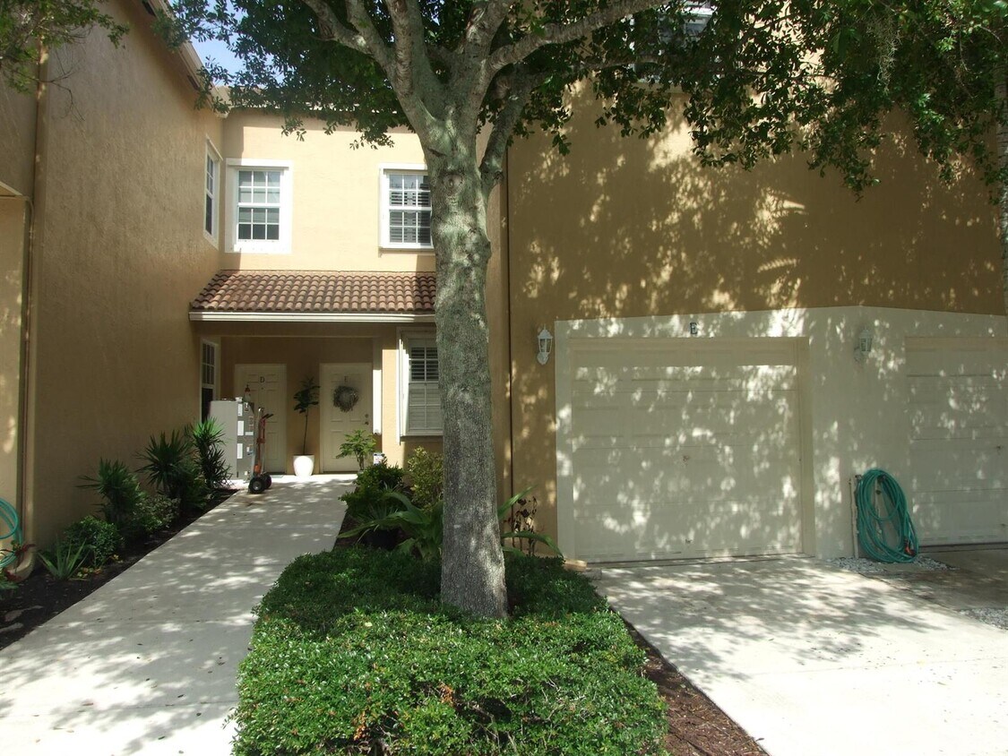 Foto principal - 156 Village Blvd