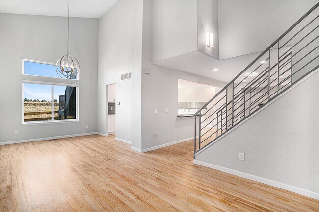 Building Photo - Available NOW! 5 Bedroom 3.5 Bath Highland...