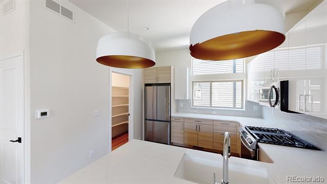 Building Photo - 373 W Vassar Ave