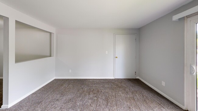 1BR, 1BA - 850SF - Living Room - West Summerset Apartments