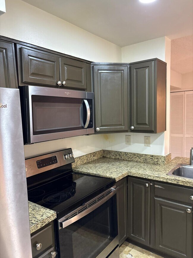 Foto del edificio - 2741 S Oakland Forest Dr