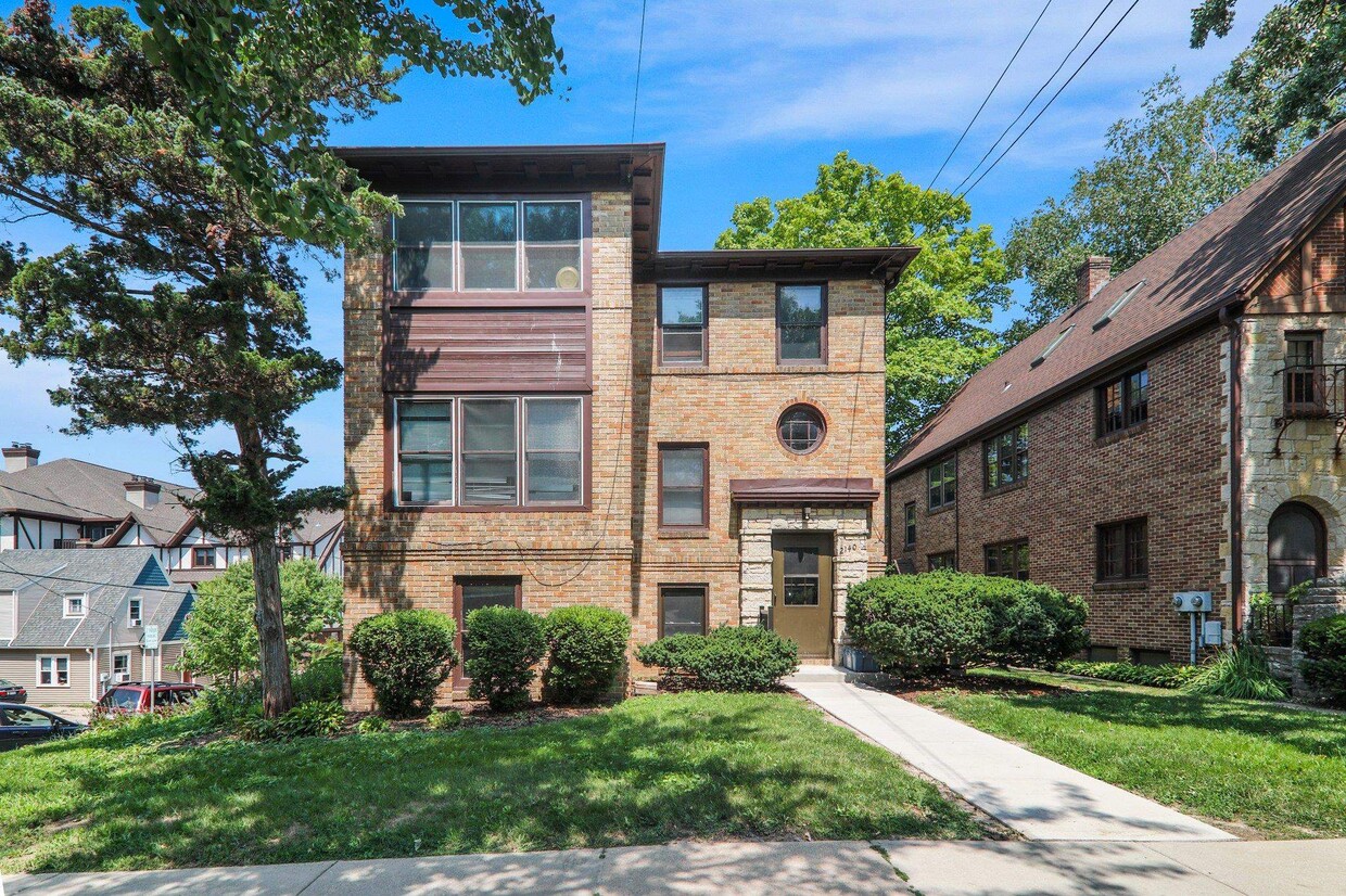 Primary Photo - 2140 Kendall Avenue