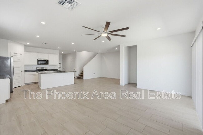 Building Photo - 2761 W Seaver Ave