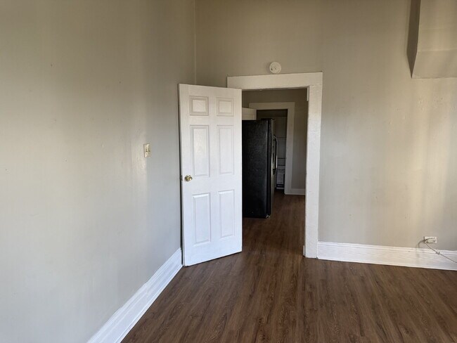 Building Photo - Downtown 1 bed/1 bath charmer!