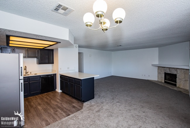 Foto del edificio - Charming 2Bdm 2Ba Upstairs Condo with Fireplace in Baycliff Creeks at The Lakes!