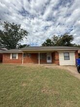 Building Photo - 2412 Wyandotte Way