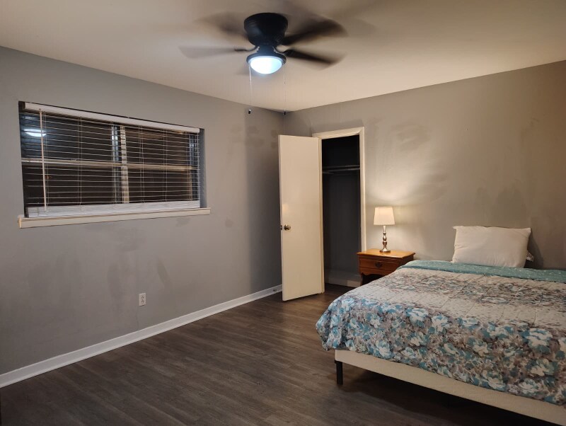 Foto principal - 6172 Whitman Ave