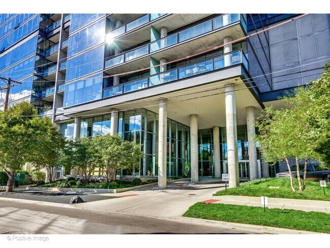 Building Photo - 860 W Blackhawk St