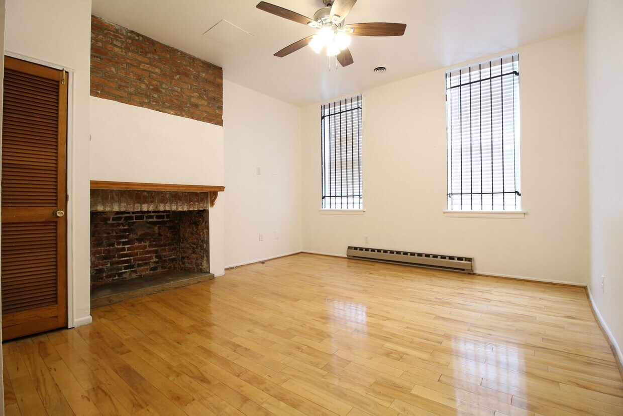 Primary Photo - Beautiful 1 BR w/ Decorative Fireplace & M...