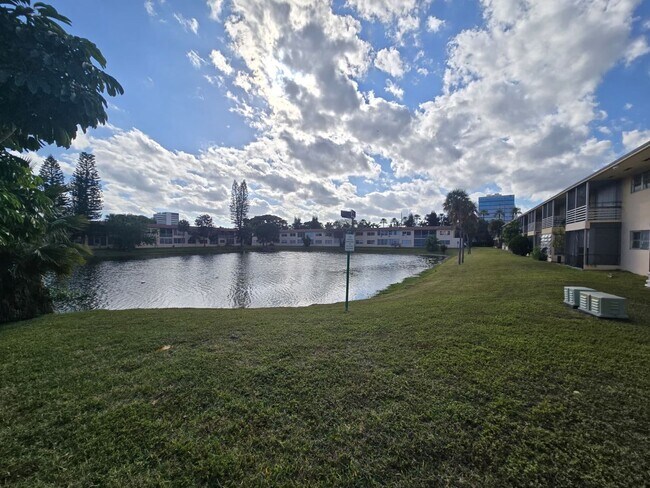 Foto del edificio - 2-Bed, 2-Bath Miami Condo in HOA Community – Pool, Laundry On-Site