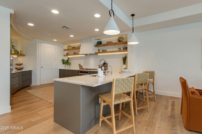 Foto del edificio - 2211 E Camelback Rd