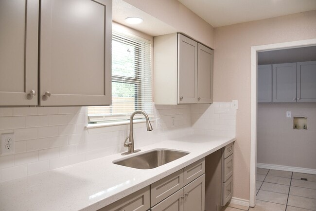 Foto del edificio - 305 Amherst Ct