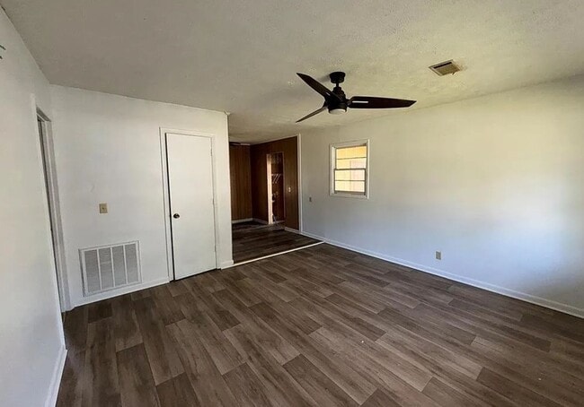 Building Photo - 3 Bed/2 Bath Brick Home- Under Renovations