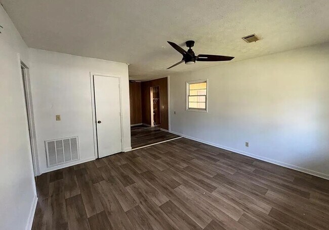 Foto del edificio - 3 Bed/2 Bath Brick Home- Under Renovations