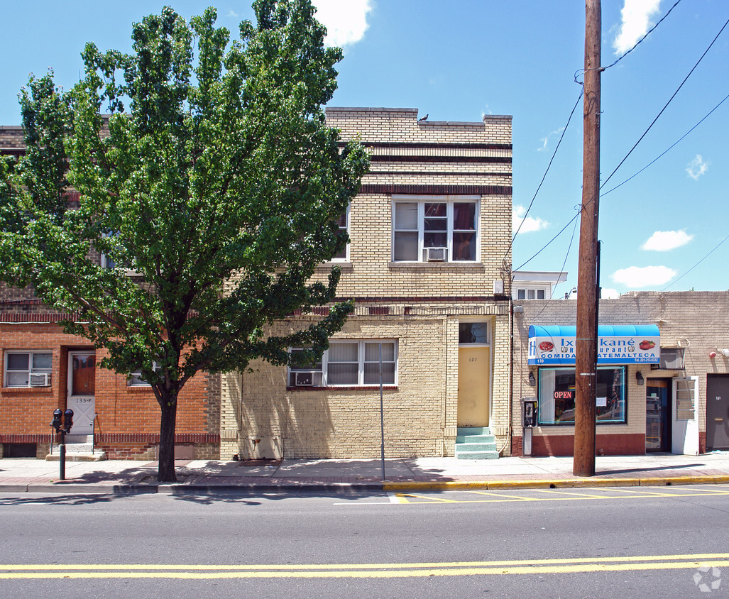 Foto del edificio - 137 Anderson Ave