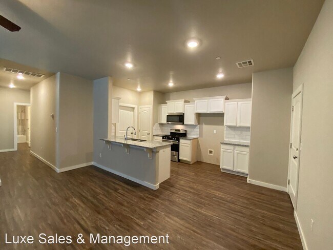 Building Photo - 3 br, 2 bath House - 5203 Oakwood Villas C...