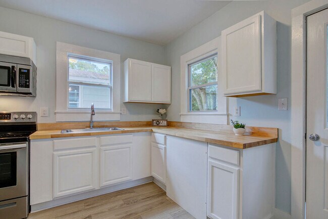 Foto del edificio - 919 West St- Smithfield Bungalow