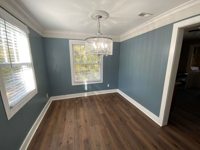 Building Photo - Arreis Rentals 3 - Charlton &amp; Old Lindale