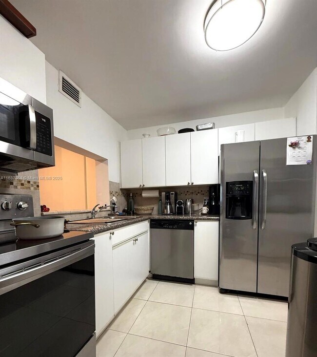 Foto del edificio - 3660 NE 166th St