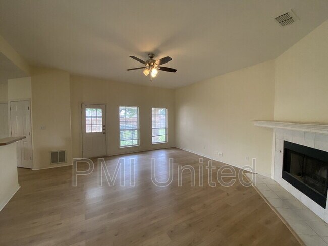 Foto del edificio - 4701 Maple Shade Ave