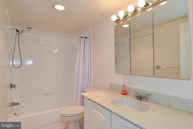 Foto del edificio - 5225 Pooks Hill Rd