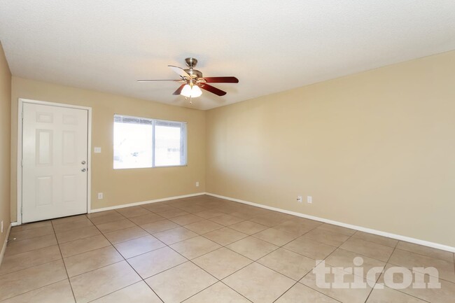 Foto del edificio - 1949 W Chipman Rd