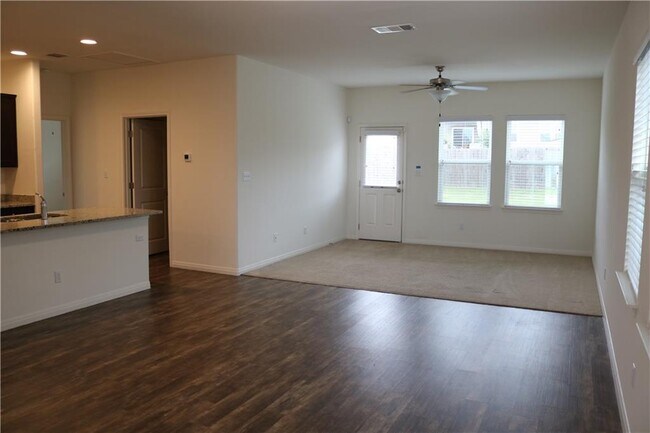 Foto del edificio - 19509 Kirk Rudy Pl