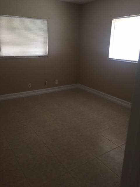 Building Photo - 2726 NE 5th Ave