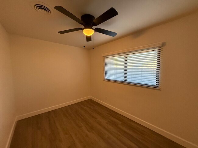 Foto del edificio - Ralston Triplex