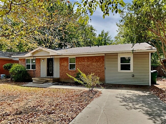 3 BR/1BA |Single Family Home | Gated backyard| In Denton - 3 BR/1BA |Single Family Home |  Gated backyard| In Denton