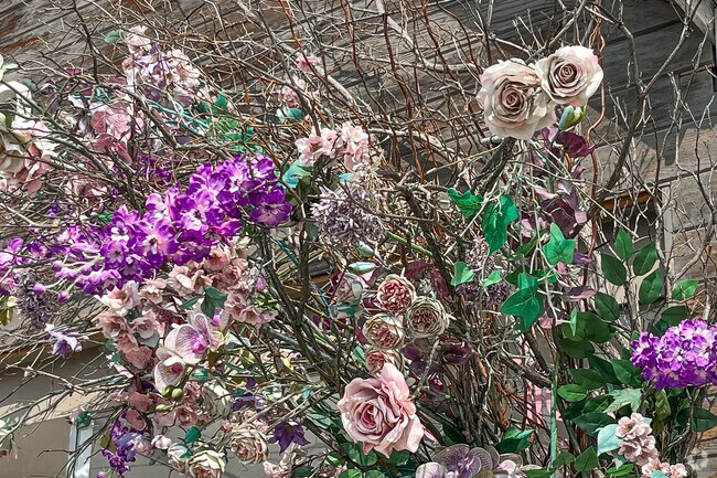 Dry flowers make a statement in Syosset.