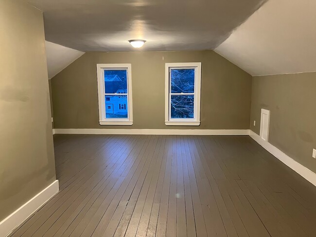 Bedroom 4 (third floor) - 99 Maple St
