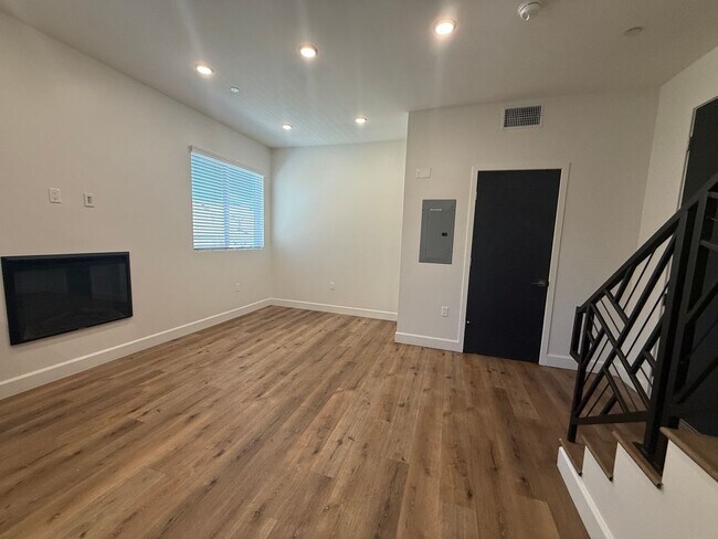Foto del edificio - Beautiful 1-Bedroom Condo with an Office Space in Sherman Oaks!