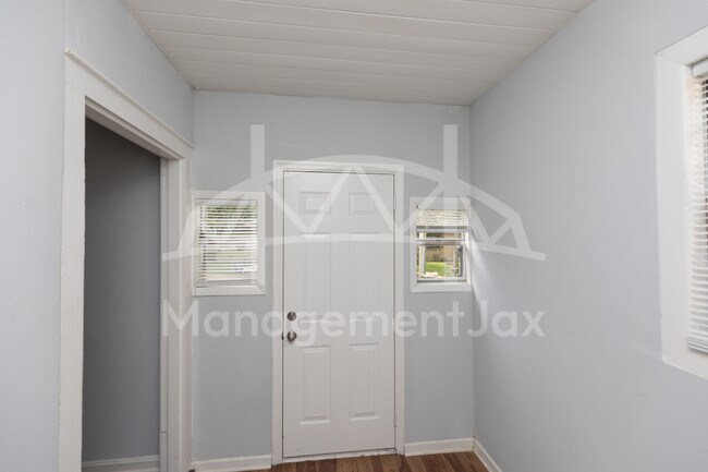 Foto del edificio - 2325 Westbrook Cir N