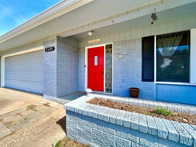 Building Photo - Warm & Inviting 3 Bed, 2 Bath Home with 2-Car Garage & Fireplace