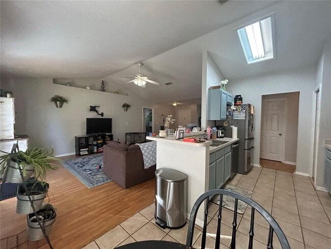 Building Photo - Private bedroom with shared bath in Wellin...