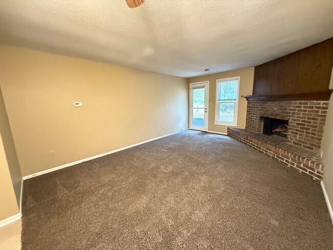 Foto del edificio - 5633 Bluebird Ct