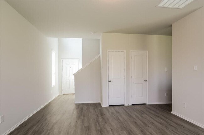 Building Photo - 4011 Silver Ranch Rd