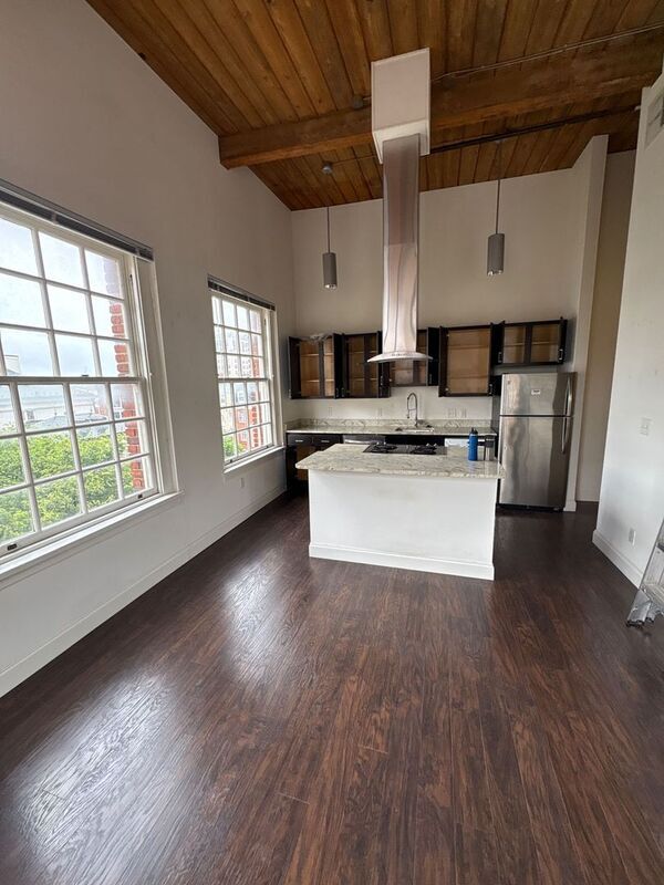 Building Photo - 344 N Charles St