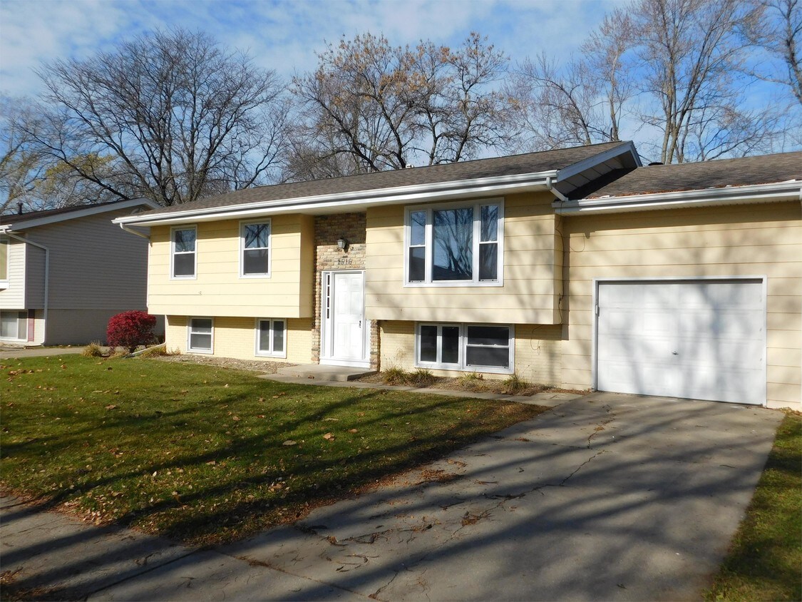 2516 Towne House Dr NE, Cedar Rapids, IA 52402 House Rental in Cedar