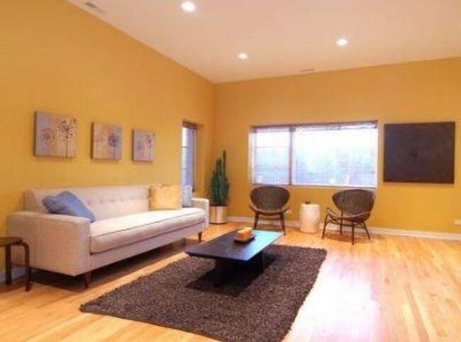 Foto del edificio - 1714 W Warren Blvd