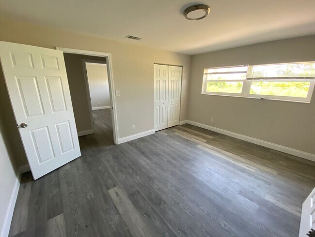 Foto del edificio - 2329 Bayview Ave