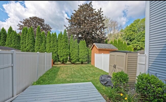 Foto del edificio - 41C White Farms Rd