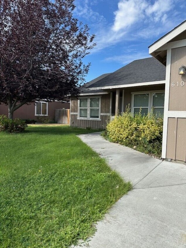 Primary Photo - 3 Bedroom House for rent