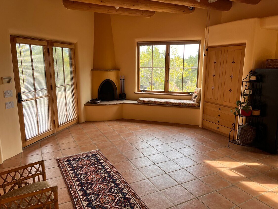 Primary Photo - 3 Arriba Circle - Guest House - Lease Only...