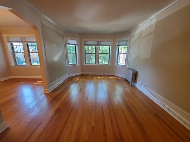 Building Photo - 6129 N Hoyne Ave