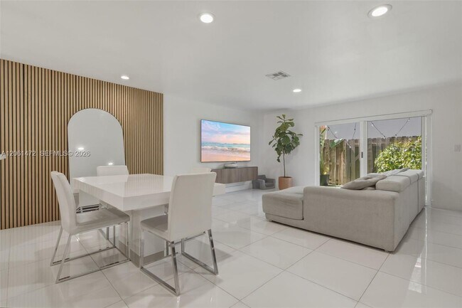 Foto del edificio - 10805 NW 3rd Ct