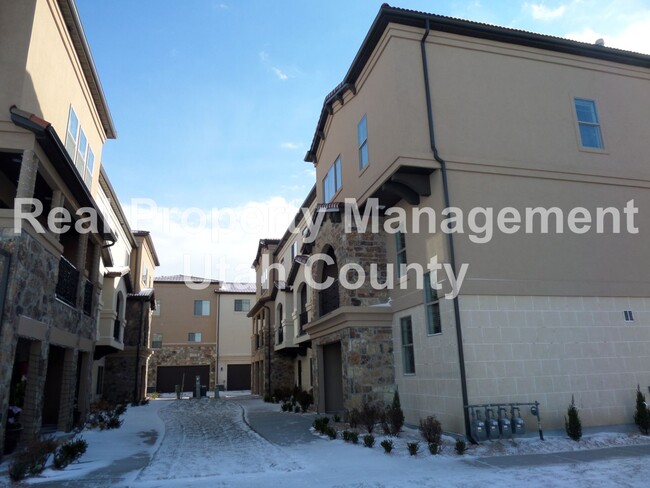 Foto del edificio - Highland Townhome In Gated Community