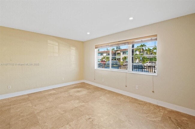 Foto del edificio - 7315 Byron Ave